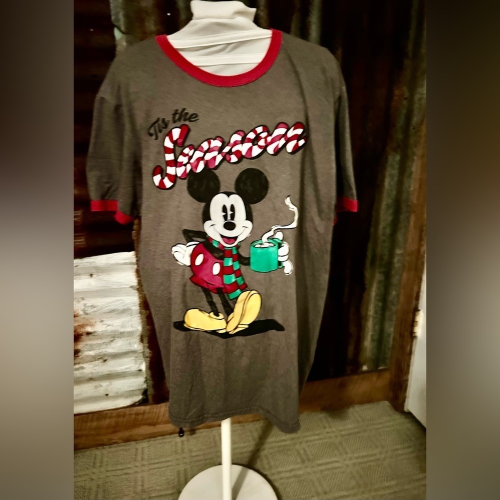❤️Disney Mickey Mouse “Tis the Season” Christmas Tee- medium - Picture 4 of 4